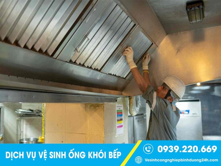 Ống khói bếp tích tụ rất nhiều cáu cặn, bụi bẩn, dầu mỡ theo thời gian